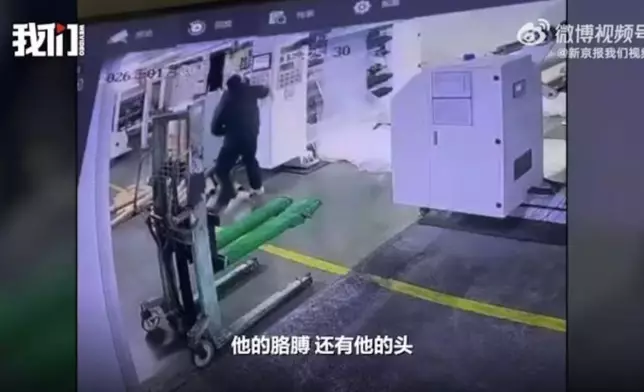 工人疑違規操作導致上半身被捲入40米機器，獲同事即時停機救人保住一命。影片截圖