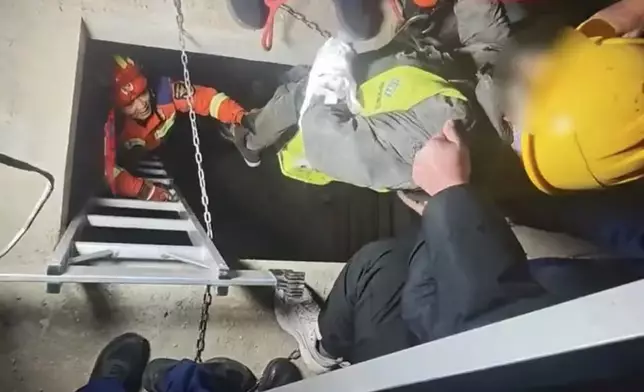 工人失足墮4米深池底獲消防醫護合力營救挽回一命。影片截圖