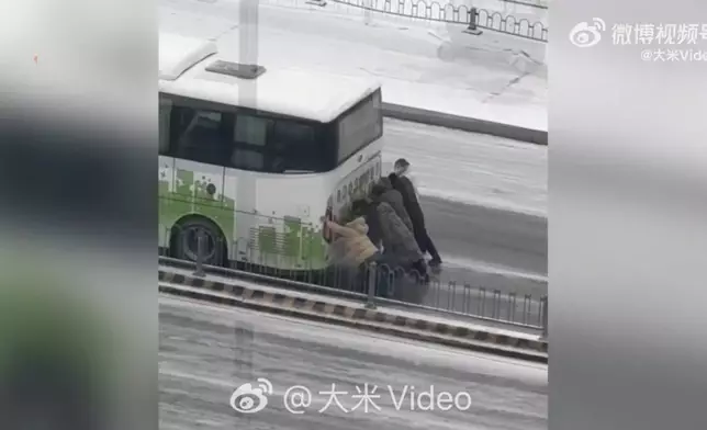 2名女子冰雪早高峰自發推車2小時還帶動路人接力幫助多輛受困車輛上橋。影片截圖