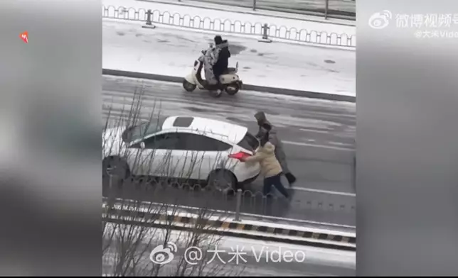 2名女子冰雪早高峰自發推車2小時還帶動路人接力幫助多輛受困車輛上橋。影片截圖