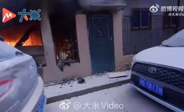 外賣員目睹居民樓起火停車救火致訂單超時，平台核實後免責獲讚。影片截圖