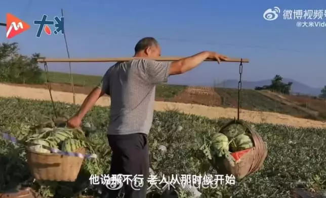 6旬翁耗時8年在義工的幫助下終還清亡子欠下的18萬（人民幣）醫藥費。影片截圖