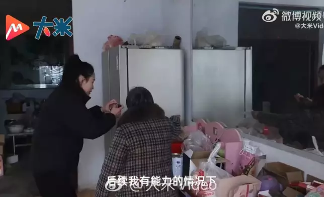 女子化身「臨時女兒」替遠嫁子女盡孝，半年服務逾200家庭。影片截圖