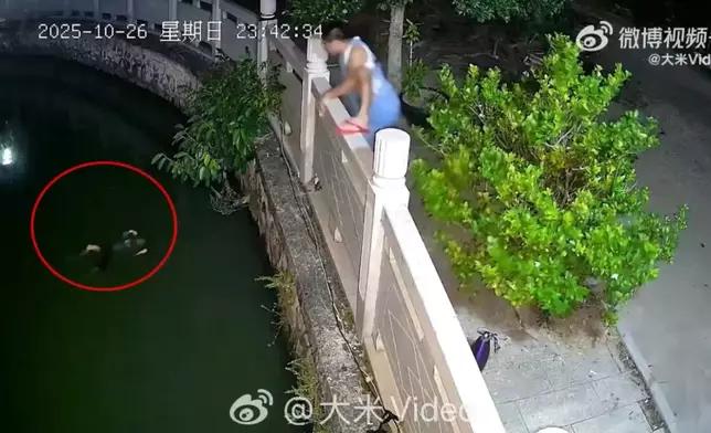 男子聞呼救聲速衝出家門跳池塘救起落水男童。影片截圖