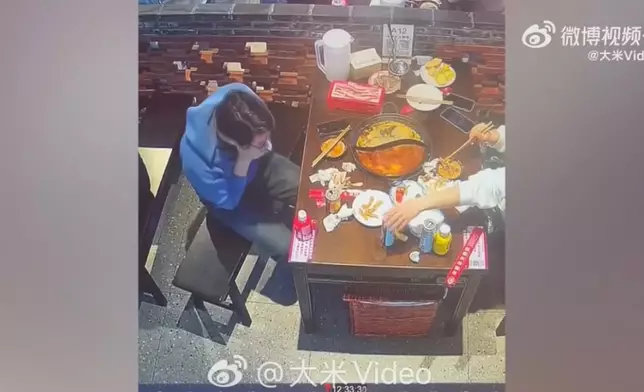 食客遭食物卡喉險窒息，火鍋店店長施「海姆立克法」10秒救命。影片截圖