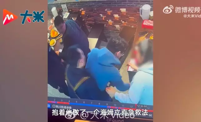 食客遭食物卡喉險窒息，火鍋店店長施「海姆立克法」10秒救命。影片截圖