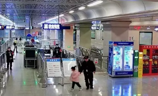 母親突感不適癱坐地鐵站內，4歲囡跑百米求助職員。影片截圖