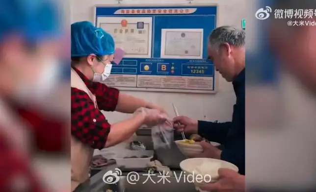 婦人醫院旁開免費素食餐廳4年送出逾6萬份熱飯。影片截圖