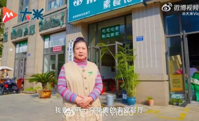 婦人醫院旁開免費素食餐廳4年送出逾6萬份熱飯。影片截圖