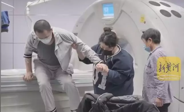 人妻零下十多度站雪地直播跳舞為白血病丈夫舞籌醫藥費。影片截圖