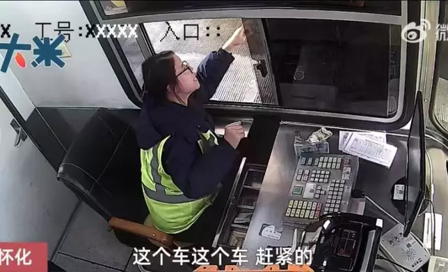 貨車輪胎起火司機渾然不覺，收費站班長30秒撲滅免釀大禍。影片截圖