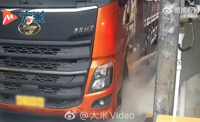 貨車輪胎起火司機渾然不覺，收費站班長30秒撲滅免釀大禍。影片截圖