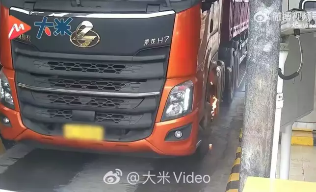 貨車輪胎起火司機渾然不覺，收費站班長30秒撲滅免釀大禍。影片截圖