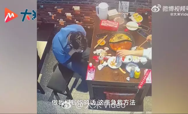 食客遭食物卡喉險窒息，火鍋店店長施「海姆立克法」10秒救命。影片截圖