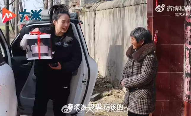 女子化身「臨時女兒」替遠嫁子女盡孝，半年服務逾200家庭。影片截圖