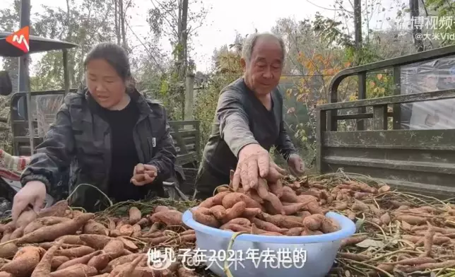 6旬翁耗時8年在義工的幫助下終還清亡子欠下的18萬（人民幣）醫藥費。影片截圖