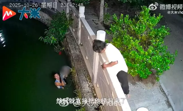 男子聞呼救聲速衝出家門跳池塘救起落水男童。影片截圖