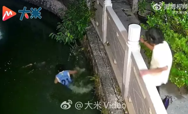 男子聞呼救聲速衝出家門跳池塘救起落水男童。影片截圖