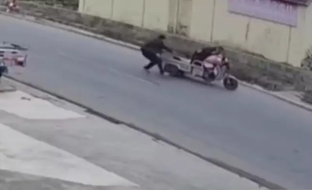 商戶目睹長者騎三輪車失控衝向深溝飛身拽停車輛。影片截圖