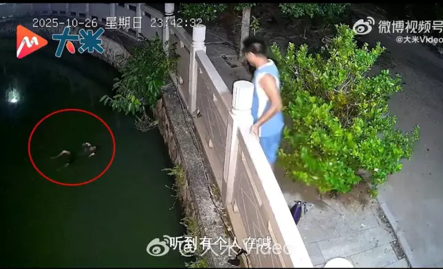 男子聞呼救聲速衝出家門跳池塘救起落水男童。影片截圖
