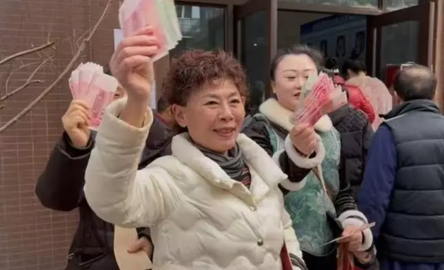 小區派發公共收益「利市」，3440戶業主排長龍瓜分近298萬人民幣。影片截圖