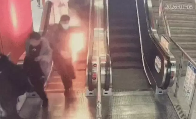 男乘客外套冒明火，事後證實是尿袋自燃起火。影片截圖