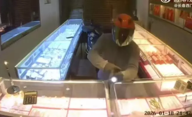 珠寶店女店主遭蒙面賊闖入掠走首飾還被毆打電擊導致骨裂。影片截圖
