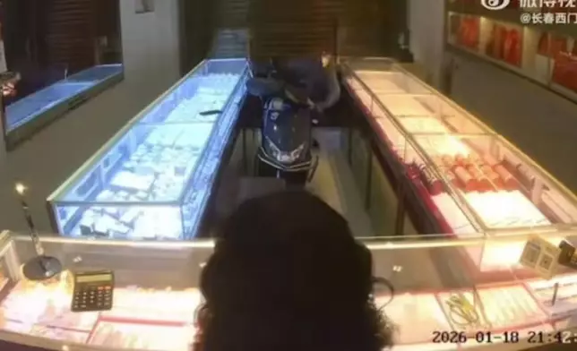 珠寶店女店主遭蒙面賊闖入掠走首飾還被毆打電擊導致骨裂。影片截圖