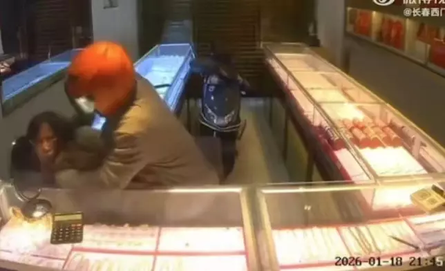 珠寶店女店主遭蒙面賊闖入掠走首飾還被毆打電擊導致骨裂。影片截圖