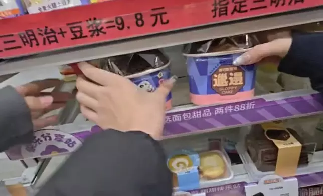 顧客在便利店拎唔到商品以為卡死，見店員輕鬆拉出活動層板勁尷尬。影片截圖