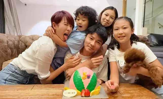 蔡少芬與張晉一家五口