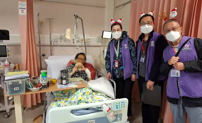 香港肝臟移植協康會探訪照片病友。香港復康會提供圖片