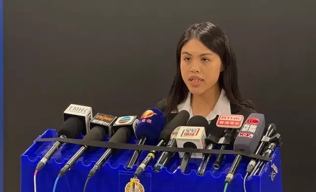 觀塘警區署理總督察（調查）梁思諾簡報案情。