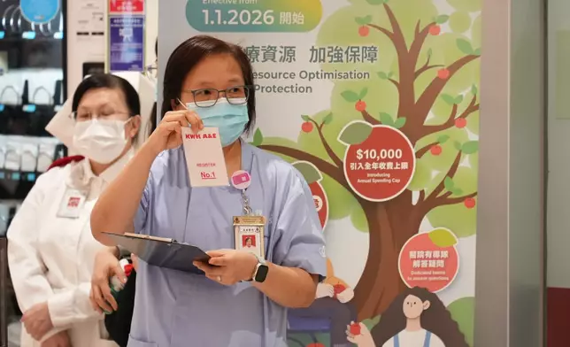 有職員在廣華醫院提示市民新收費。巴士的報記者攝