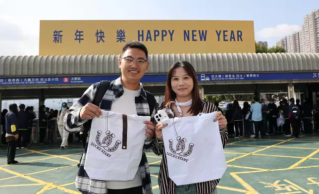 沙田及跑馬地馬場入場人士均獲贈指定「好運手提袋」，並踴躍參與「2026好運1月1」賽馬日及場內精彩活動，為新一年取個好頭彩。香港賽馬會圖片