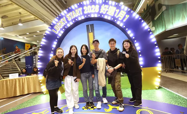 馬迷投入參與沙田馬場的「好運由此起問答挑戰 」，贏取「2026好運1月1」獎品。香港賽馬會圖片