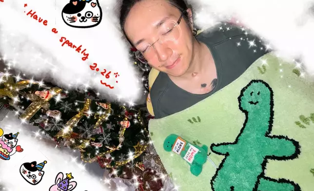 晒出自己的最新近照，以及父母的精緻畫工。