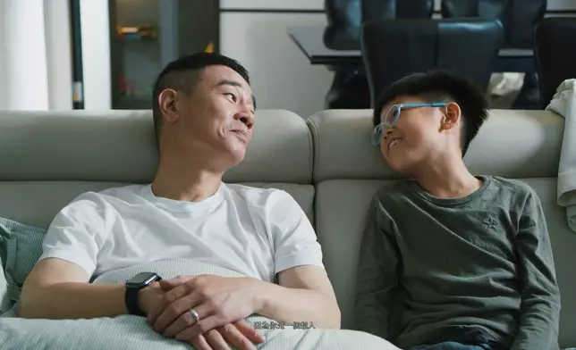 仔仔好錫爸爸，仲好窩心畫畫送畀爸爸。