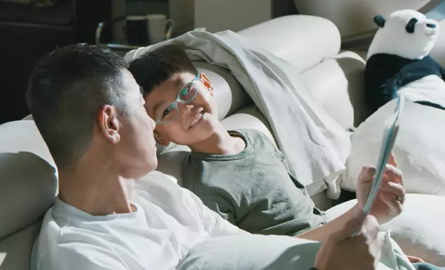 仔仔好錫爸爸，仲好窩心畫畫送畀爸爸。