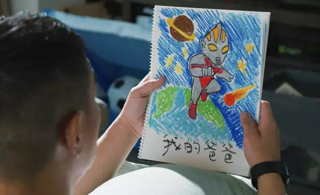 仔仔好錫爸爸，仲好窩心畫畫送畀爸爸。