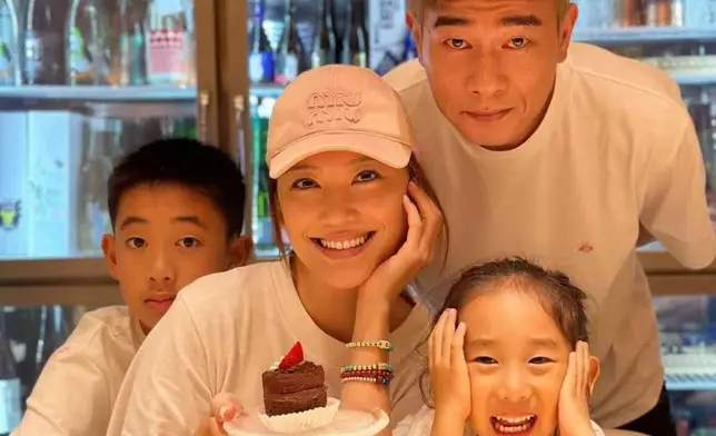 現實中陳小春非常寵愛太太應采兒，一家四口樂也融融（圖片來源：陳小春、應采兒IG
