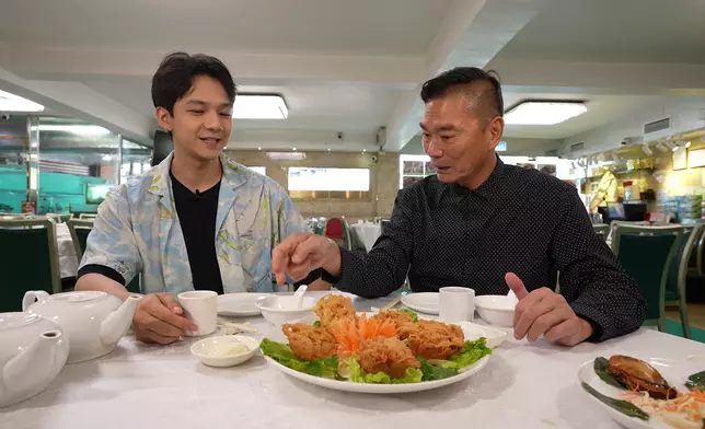 鄧達智帶Arthur到流浮山搵食。