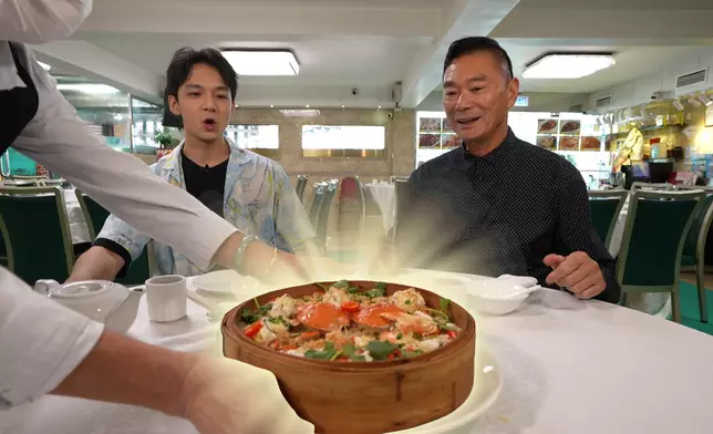 鄧達智教食奄仔蟹糯米飯正宗食法。