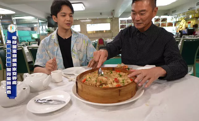 鄧達智教食奄仔蟹糯米飯正宗食法。