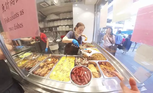 觀塘泰式兩餸飯店出品的豬頸肉，媲美餐廳質素。