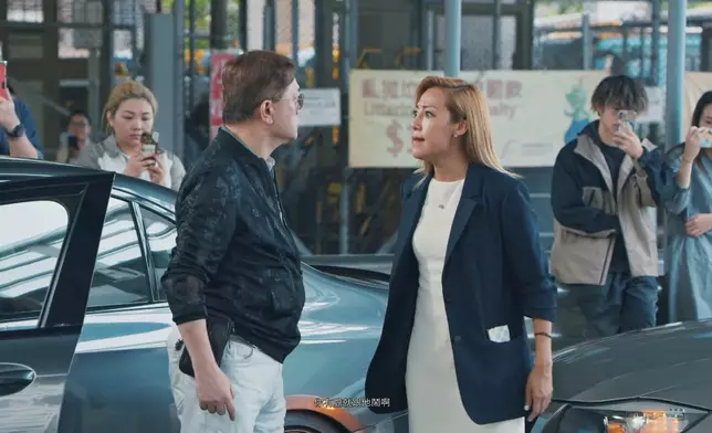 關伊彤尋晚一出場就係鬧人，仲突然攞支噴霧出嚟噴。