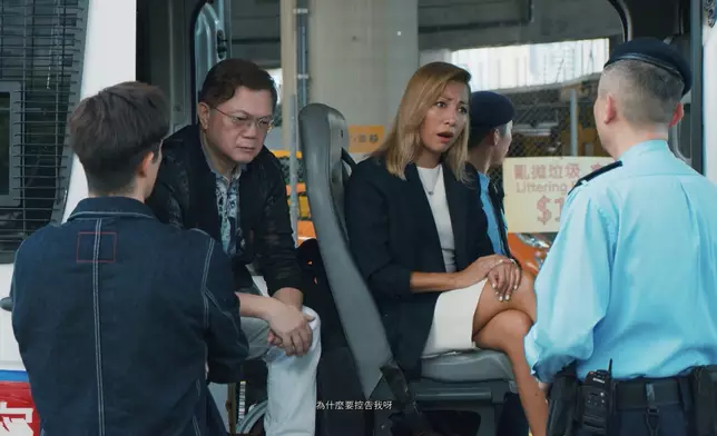 關伊彤尋晚一出場就係鬧人，仲突然攞支噴霧出嚟噴。