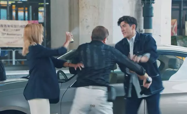 關伊彤尋晚一出場就係鬧人，仲突然攞支噴霧出嚟噴。