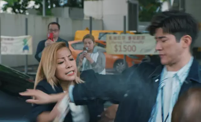 關伊彤尋晚一出場就係鬧人，仲突然攞支噴霧出嚟噴。