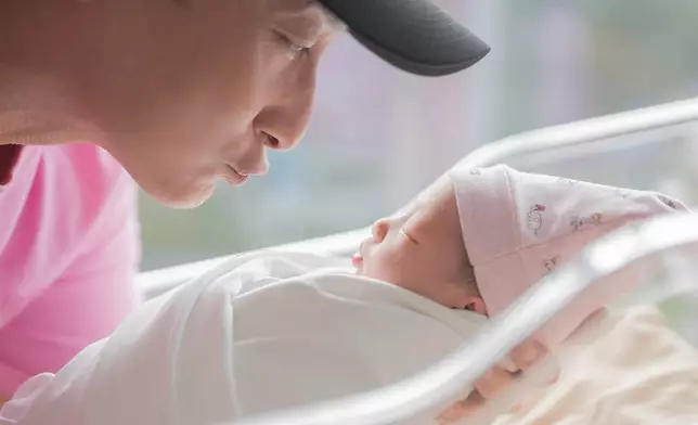 方力申化身「晒女狂魔」。